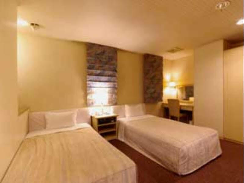 Leo Plaza Hotel Szaszebo Kültér fotó